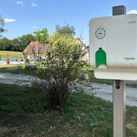 Spacieux En Auvergne Avec Piscine Privee Pour 8 Personnes - Fr-1-489-584 * Louroux-Hodement