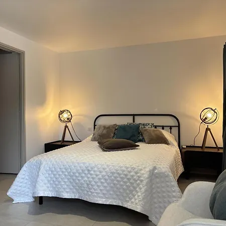 Spacieux En Auvergne Avec Piscine Privee Pour 8 Personnes - Fr-1-489-584 *