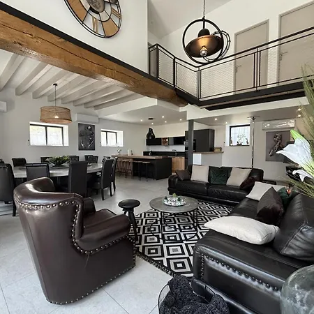 Spacieux En Auvergne Avec Piscine Privee Pour 8 Personnes - Fr-1-489-584 *