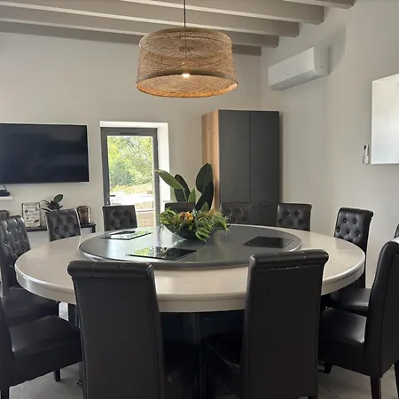 Spacieux En Auvergne Avec Piscine Privee Pour 8 Personnes - Fr-1-489-584 Feriehus *