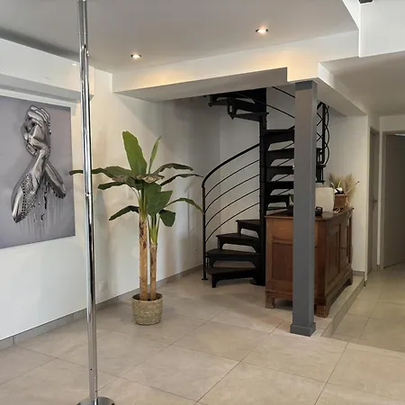 Spacieux En Auvergne Avec Piscine Privee Pour 8 Personnes - Fr-1-489-584 * Louroux-Hodement